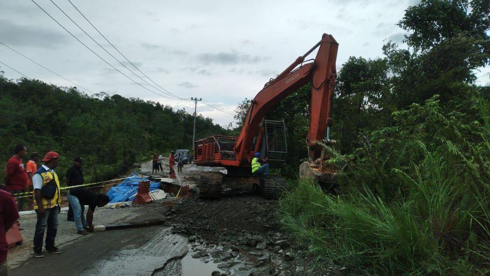 Longsor Jalan Lintas Riau - Sumbar, Arus Lalu Lintas Buka Tutup